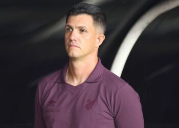 Athletico anuncia a demissão do técnico Maurício Barbieri