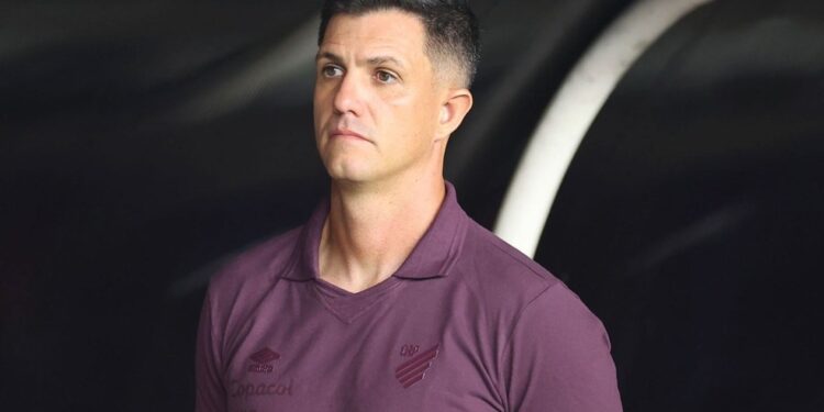 Athletico anuncia a demissão do técnico Maurício Barbieri