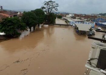 Rio transborda após fortes chuvas e 80 famílias ficam desabrigadas no recôncavo da Bahia