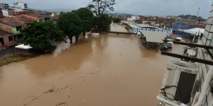 Rio transborda após fortes chuvas e 80 famílias ficam desabrigadas no recôncavo da Bahia