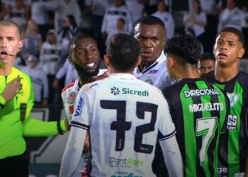 Jogador do América-MG é preso em flagrante após injúria racial na Série B