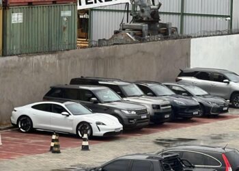 Polícia Federal apreende 60 mil euros e cinco carros de luxo em operação contra fraudes e desvio de recursos públicos em Camaçari