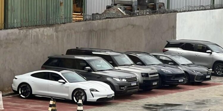 Polícia Federal apreende 60 mil euros e cinco carros de luxo em operação contra fraudes e desvio de recursos públicos em Camaçari