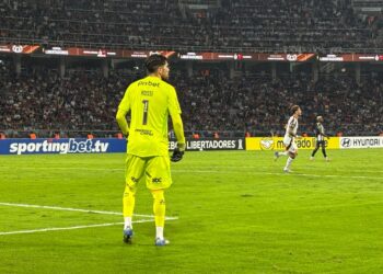 Após desembarque no Rio, jogadores do Flamengo sofrem tentativa de assalto, e carro de Rossi é baleado