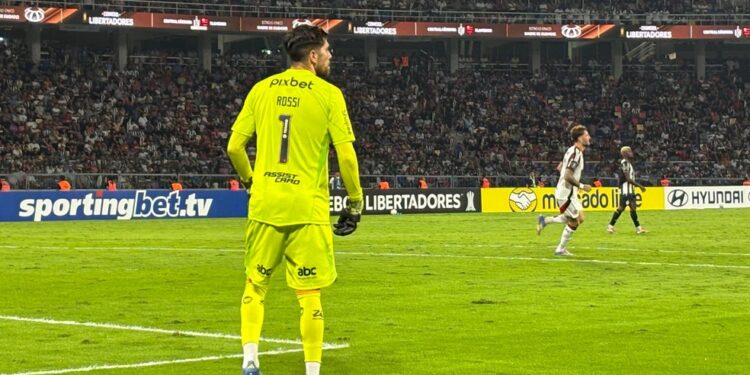 Após desembarque no Rio, jogadores do Flamengo sofrem tentativa de assalto, e carro de Rossi é baleado