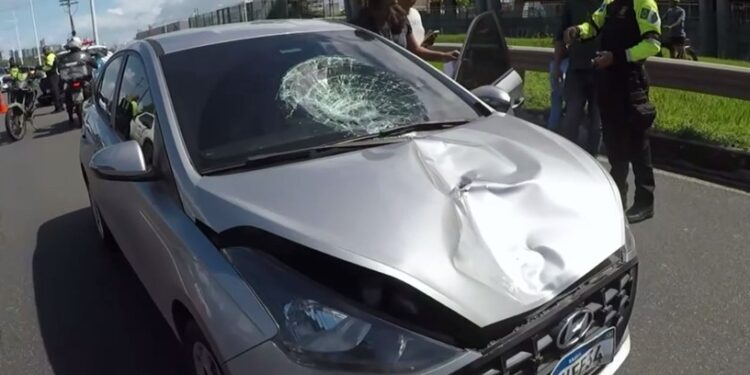 Idoso de 87 anos morre atropelado por carro após tentar atravessar principal avenida de Salvador