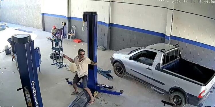 homem é morto com tiro de espingarda após tentar furtar bateria de carro em oficina no interior da Bahia