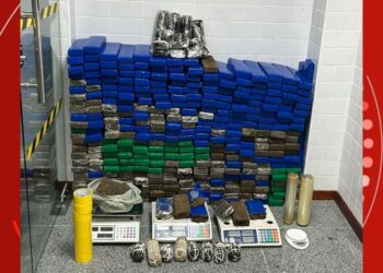 Mulher é presa com mais de 300 tabletes de maconha e explosivos em casa no centro de Feira de Santana