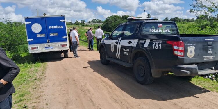 Corpo carbonizado é encontrado enrolado em colchão em Feira de Santana; polícia investiga