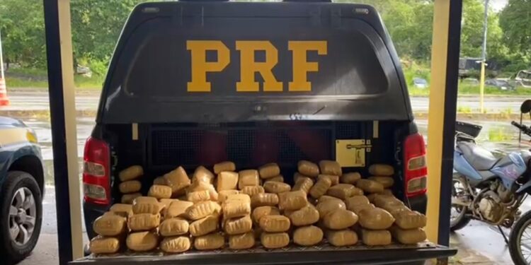 Casal é preso com 79 kg de haxixe escondidos em carro no sul da Bahia