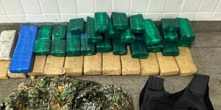 PM apreende 50 kg de maconha após troca de tiros com suspeitos no bairro Queimadinha