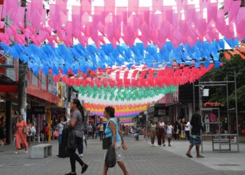 Bandeirolas coloridas anunciam a alegria e a chegada do São João