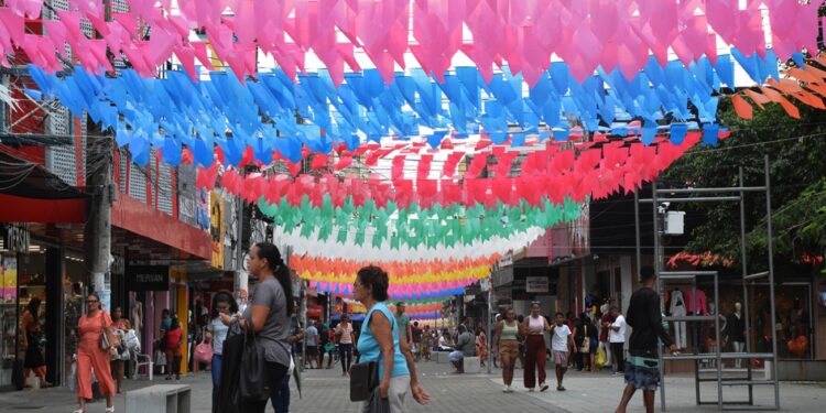 Bandeirolas coloridas anunciam a alegria e a chegada do São João