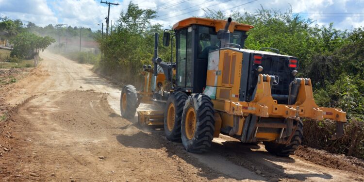 Prefeitura retoma gradativamente patrolamento de estradas na zona rural