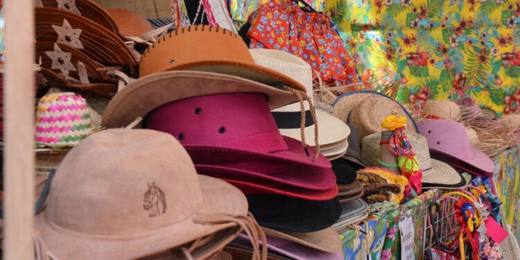 Feira do Chapéu oferece peças artesanais a preços competitivos