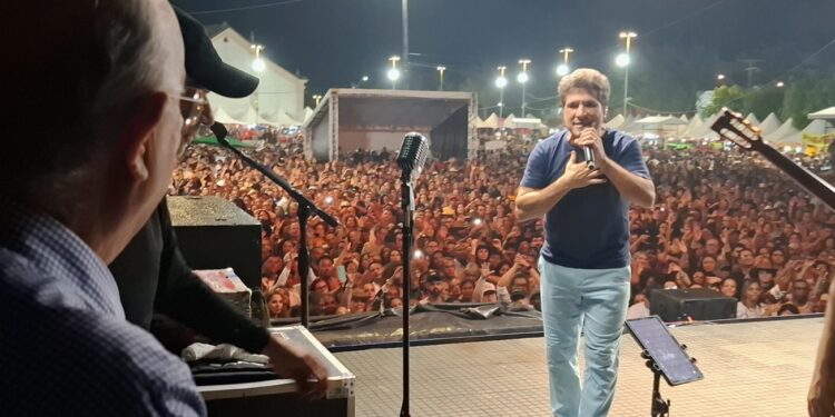 Com romantismo, Daniel emociona o público na abertura do Arraiá de Feira em São José