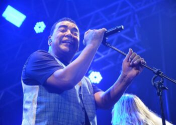 Pagode romântico do Raça Negra dá clima especial ao São João de São José