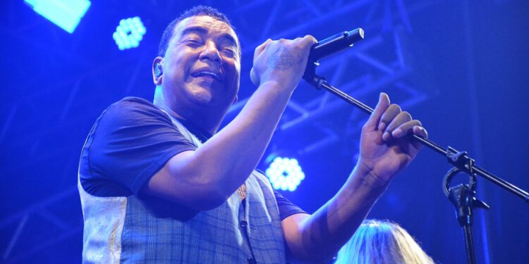 Pagode romântico do Raça Negra dá clima especial ao São João de São José