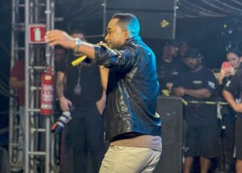 Multidão canta junto com Toque Dez na abertura do São Pedro de Humildes