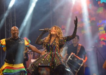 Elba Ramalho emociona público em Humildes com homenagem a Carlos Pitta e outros artistas nordestinos