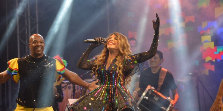 Elba Ramalho emociona público em Humildes com homenagem a Carlos Pitta e outros artistas nordestinos