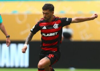 Com erros fatais, Flamengo perde para o Bayern e deixa o Mundial