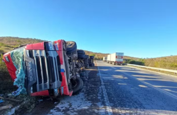 Mãe e filho de 10 meses morrem após carreta tombar no sudoeste da Bahia