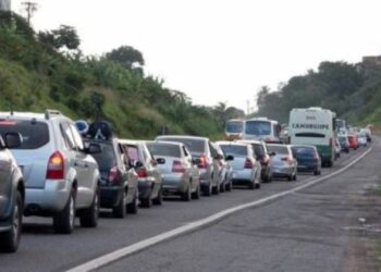 BR-324 tem maior engarrafamento do ano e saída de Salvador vira caos no feriado