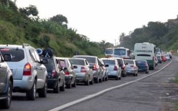 BR-324 tem maior engarrafamento do ano e saída de Salvador vira caos no feriado