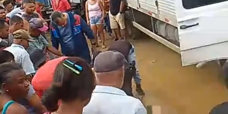 Pai e filho morrem eletrocutados após colisão de caminhão com fio elétrico no distrito de Maria Quitéria