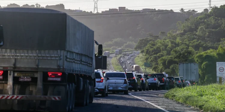 Retorno do São João deve ser o mais intenso nas estradas desde a pandemia; confira alternativas para fugir da BR-324