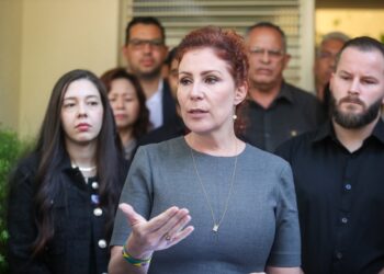 Carla Zambelli deixa o Brasil e diz que pedirá licença do mandato