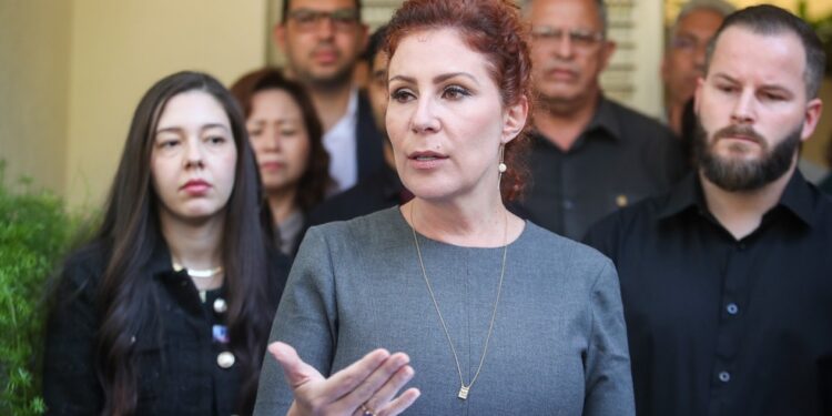 Carla Zambelli deixa o Brasil e diz que pedirá licença do mandato