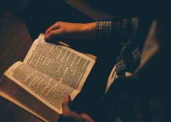 Brasil tem menor parcela de católicos da história; evangélicos batem recorde