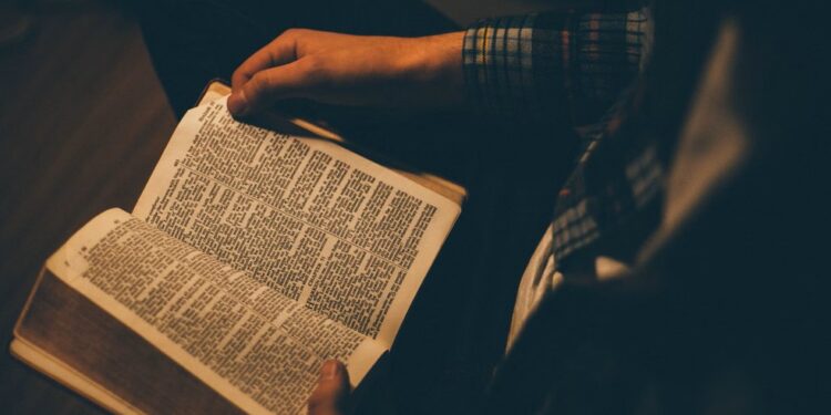 Brasil tem menor parcela de católicos da história; evangélicos batem recorde