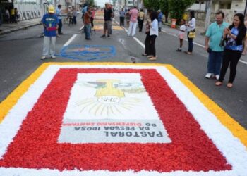 Corpus Christi em Feira de Santana reúne fiéis para montagem de tapetes, missa e procissão; veja programação