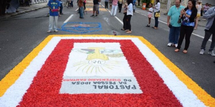 Corpus Christi em Feira de Santana reúne fiéis para montagem de tapetes, missa e procissão; veja programação