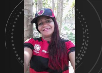 Mulher morre e sete pessoas ficam feridas após acidente entre dois carros e motocicleta na Bahia