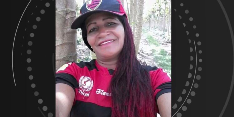 Mulher morre e sete pessoas ficam feridas após acidente entre dois carros e motocicleta na Bahia