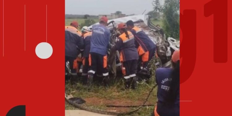 Três pessoas morrem e duas ficam feridas após batida entre carro e caminhão na Bahia; vítimas estavam em festa junina