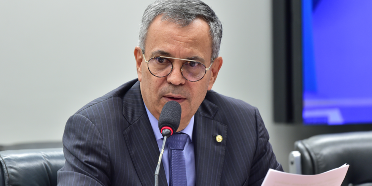 Dinheiro é encontrado em gavetas durante operação da PF contra desvios milionários de emendas parlamentares na Bahia