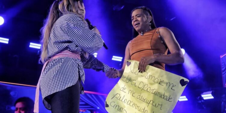 Fã que derrubou Simaria em show há 8 anos é notada por Simone Mendes após mostrar cartaz e é chamada ao palco: ‘oportunidade de me desculpar’