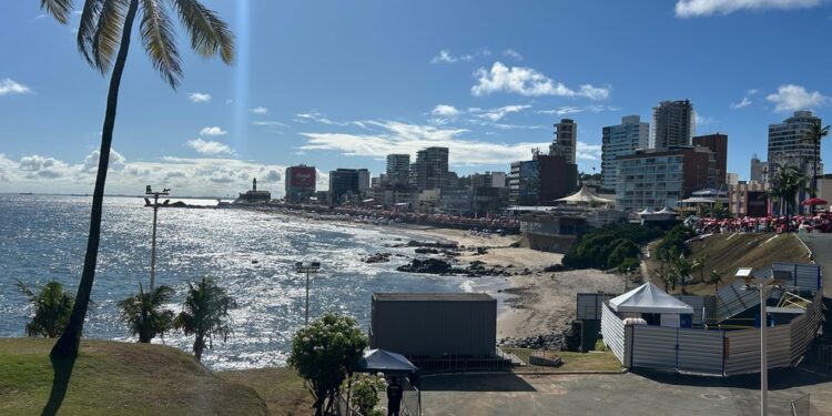 Duas pessoas morrem afogadas em praias de Salvador no fim de semana