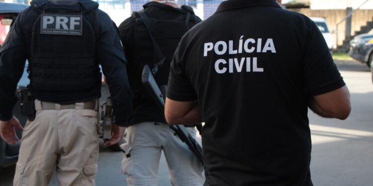 Homem morre e mãe e filho são baleados em Salvador