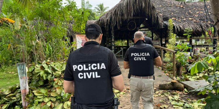 Quatro pessoas são mortas durante operação em aldeia hippie na Bahia; mulher foi feita refém