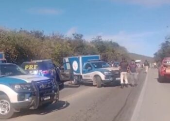 Batida entre carro e carreta mata quatro pessoas em Seabra; vítimas voltavam de festa junina