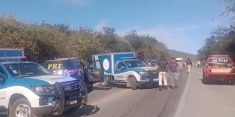 Batida entre carro e carreta mata quatro pessoas em Seabra; vítimas voltavam de festa junina