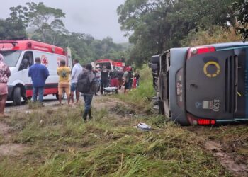 Duas mulheres morrem após ônibus tombar na BA-120, no sul da Bahia