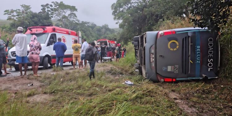 Uma criança e dois adultos morrem após ônibus tombar na BA-120, no sul da Bahia