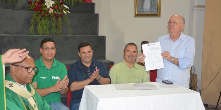 José Ronaldo sanciona lei criando o Dia do Romeiro